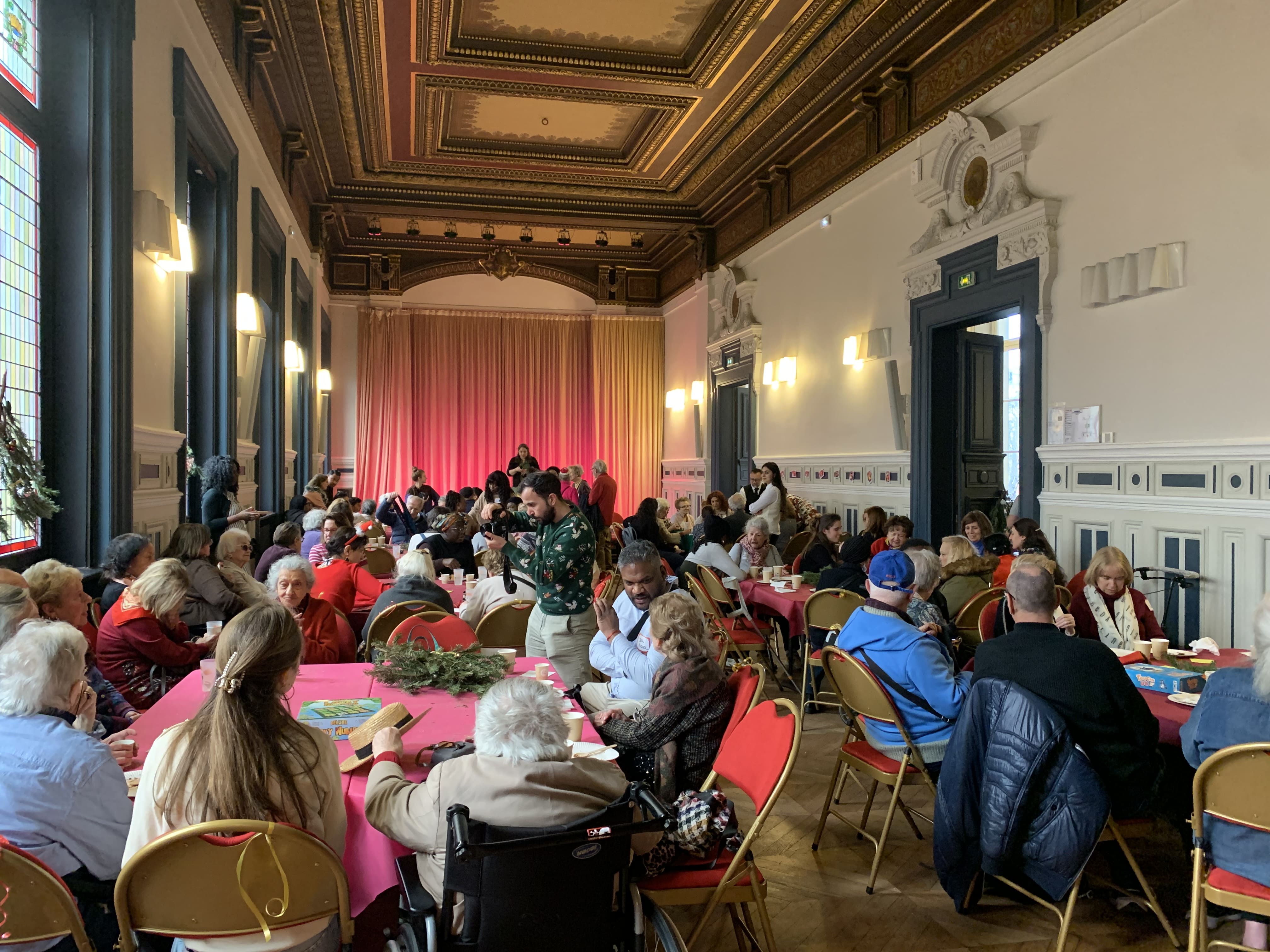 Distribution des lettres rédigées par les collaborateurs Carrefour aux ainés lors d'un goûter de fêtes organisé par l'association "Paris en Compagnie"