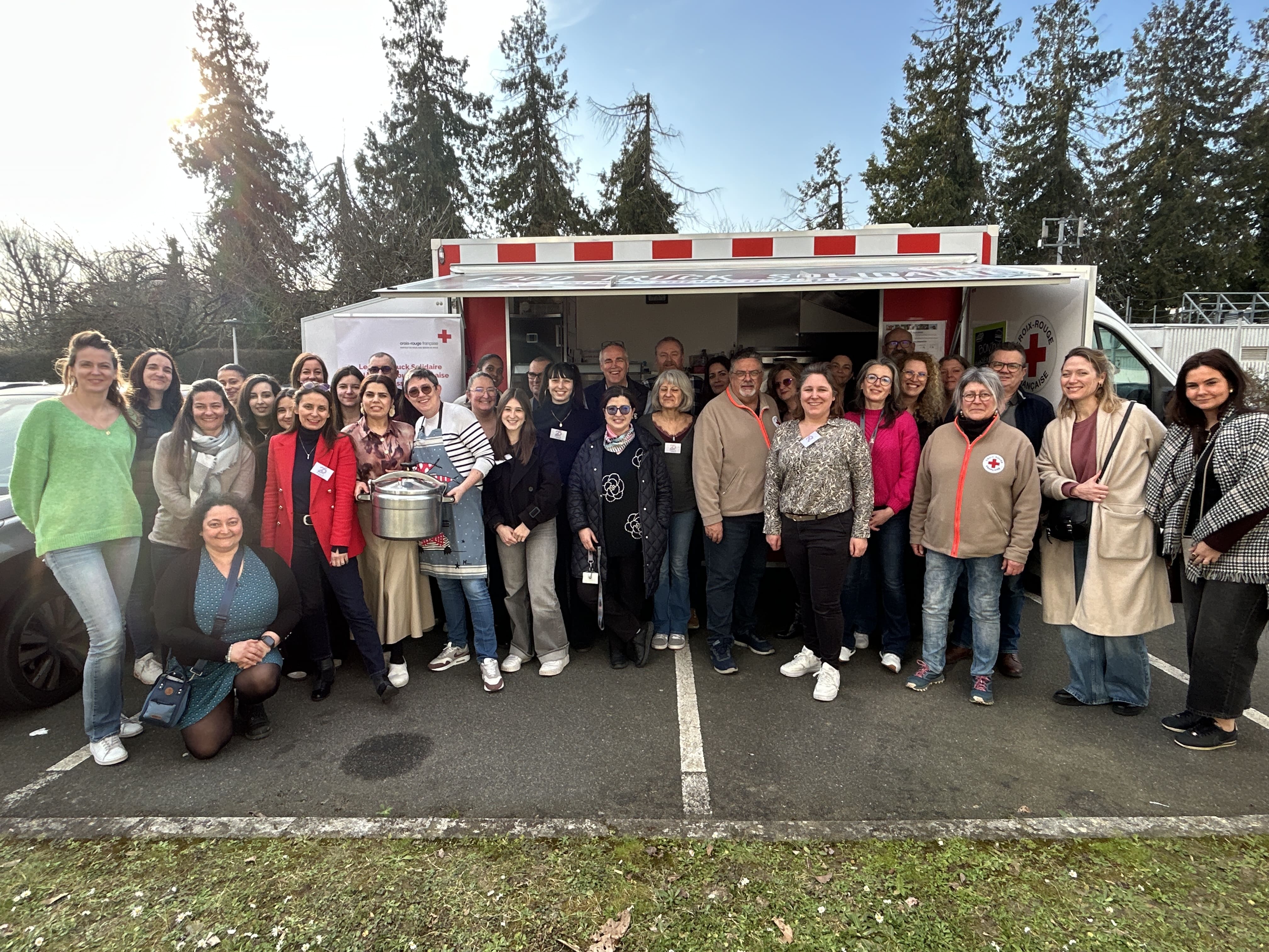 Collaborateurs Carrefour et le Food Truck de La Croix Rouge