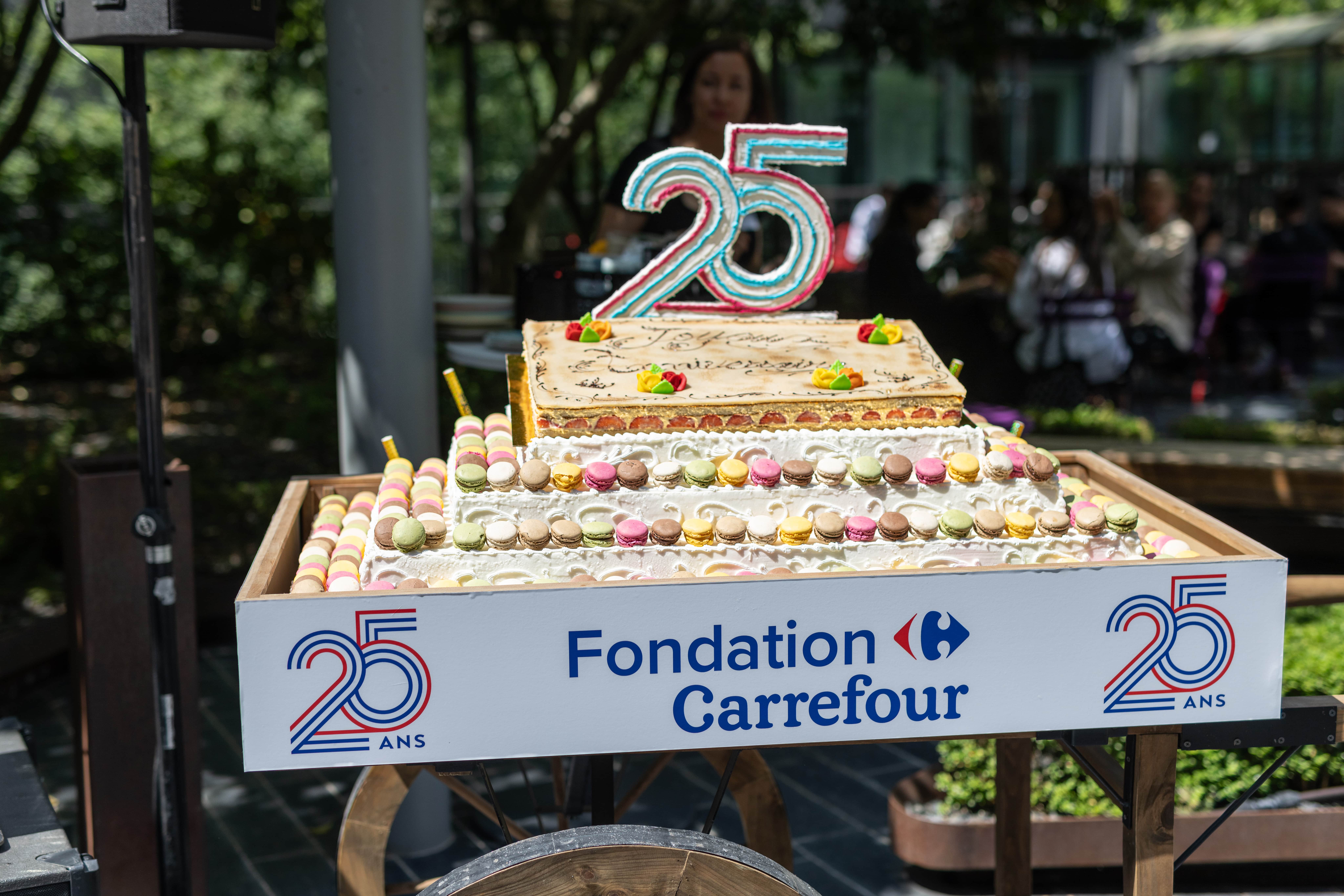 Gâteau d'anniversaire des 25 ans de la Fondation Carrefour