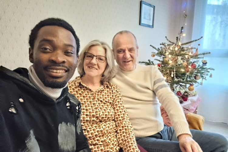 Michel accueilli par Monique et Pierre pour un repas de Noël